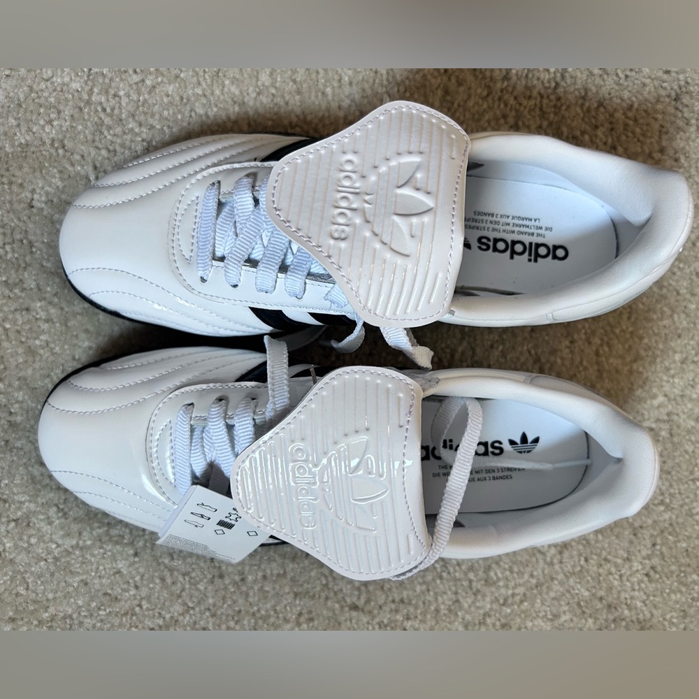 Samba LT W. a shiny leather upper finish fold over tongue.  A Samba standout!